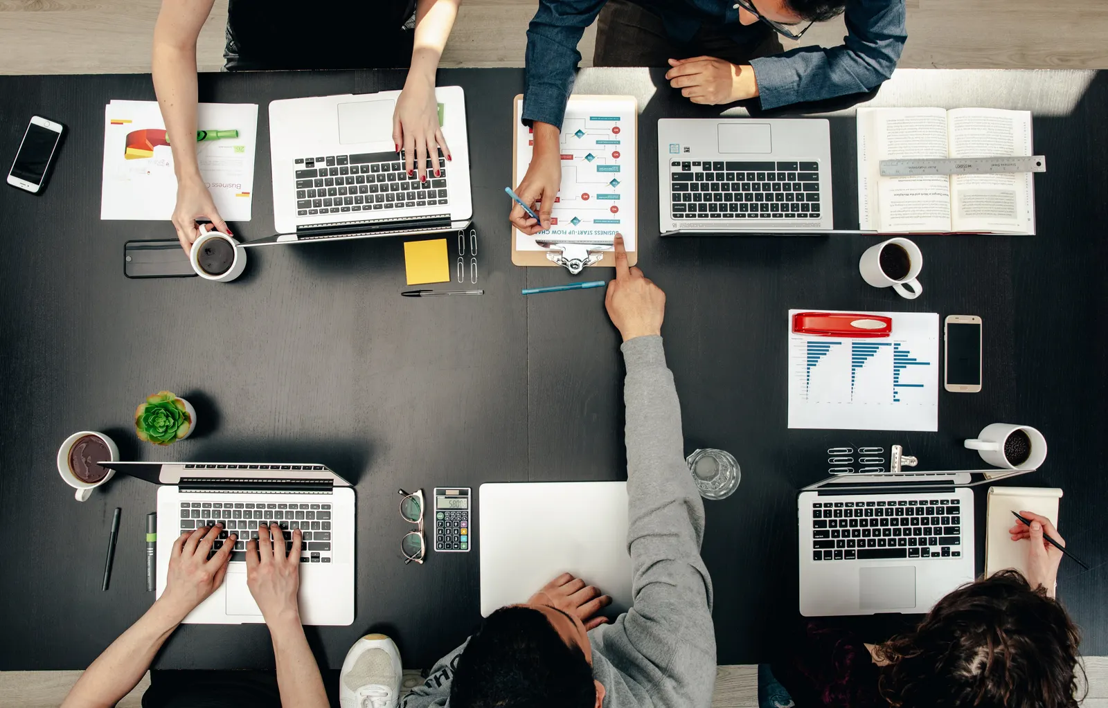 Equipe da Confianza Corretora reunida analisando propostas